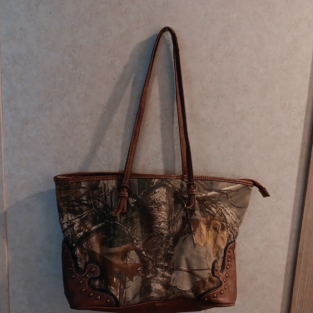 Realtree Camouflage Tote with Brown Trim